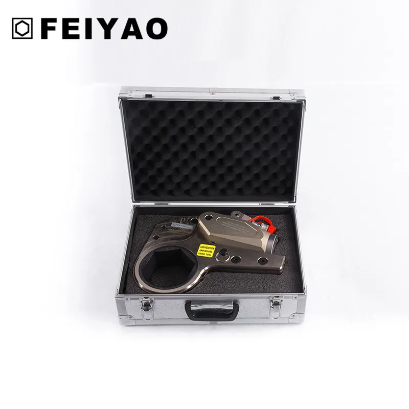 Low profile hydraulic torque wrench