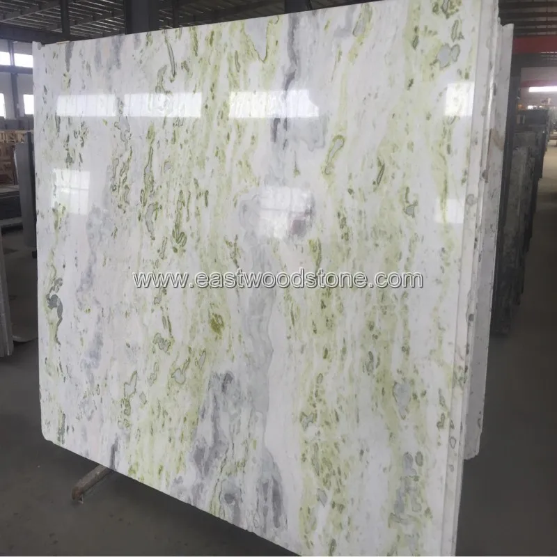 Плитка из белых мраморных плит с зелеными венами