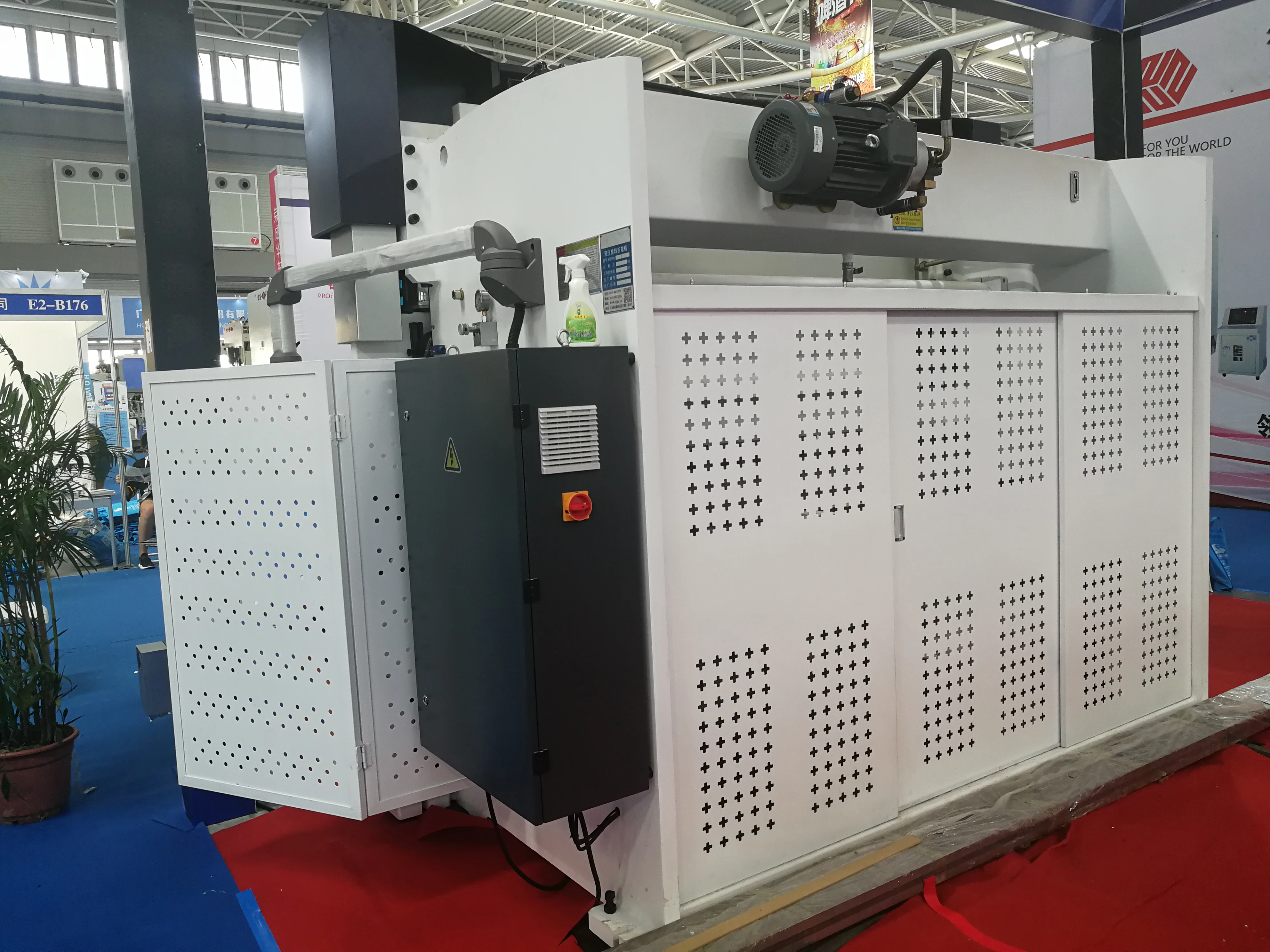 
CNC Electric-hydraulic Synchronized Press Brake WE67K DELEM Control System 