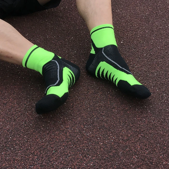  Yiwu лидер продаж мужские удобные нажимные полиамидные спортивные носки для пеших прогулок