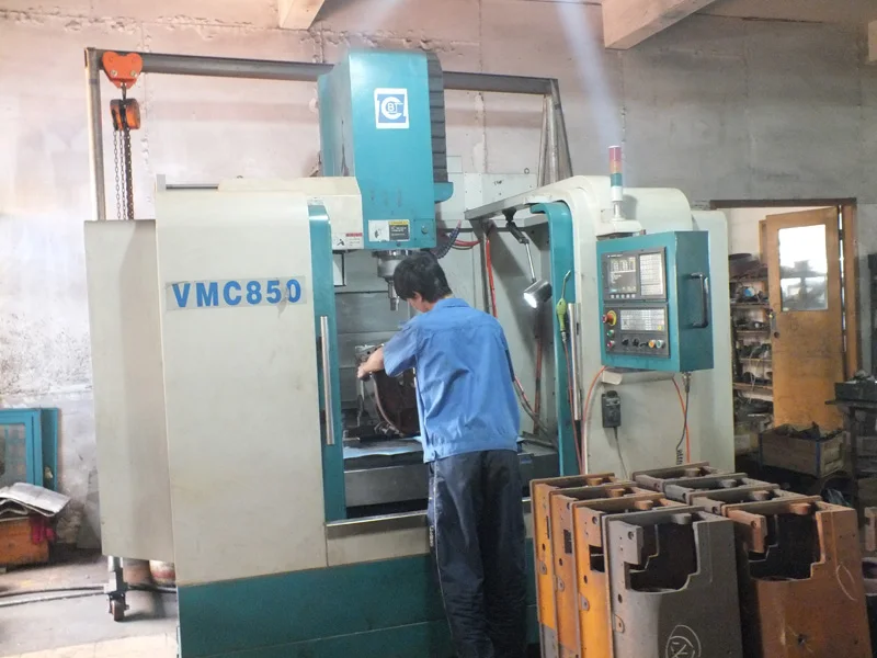Automatic computer cutting machineg Ultrasonic folding and cutting tapeRibbon trademark folding circle Shoe webbing processing