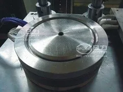 Полностью автоматическая машина для завивки кромок прозрачного цилиндра