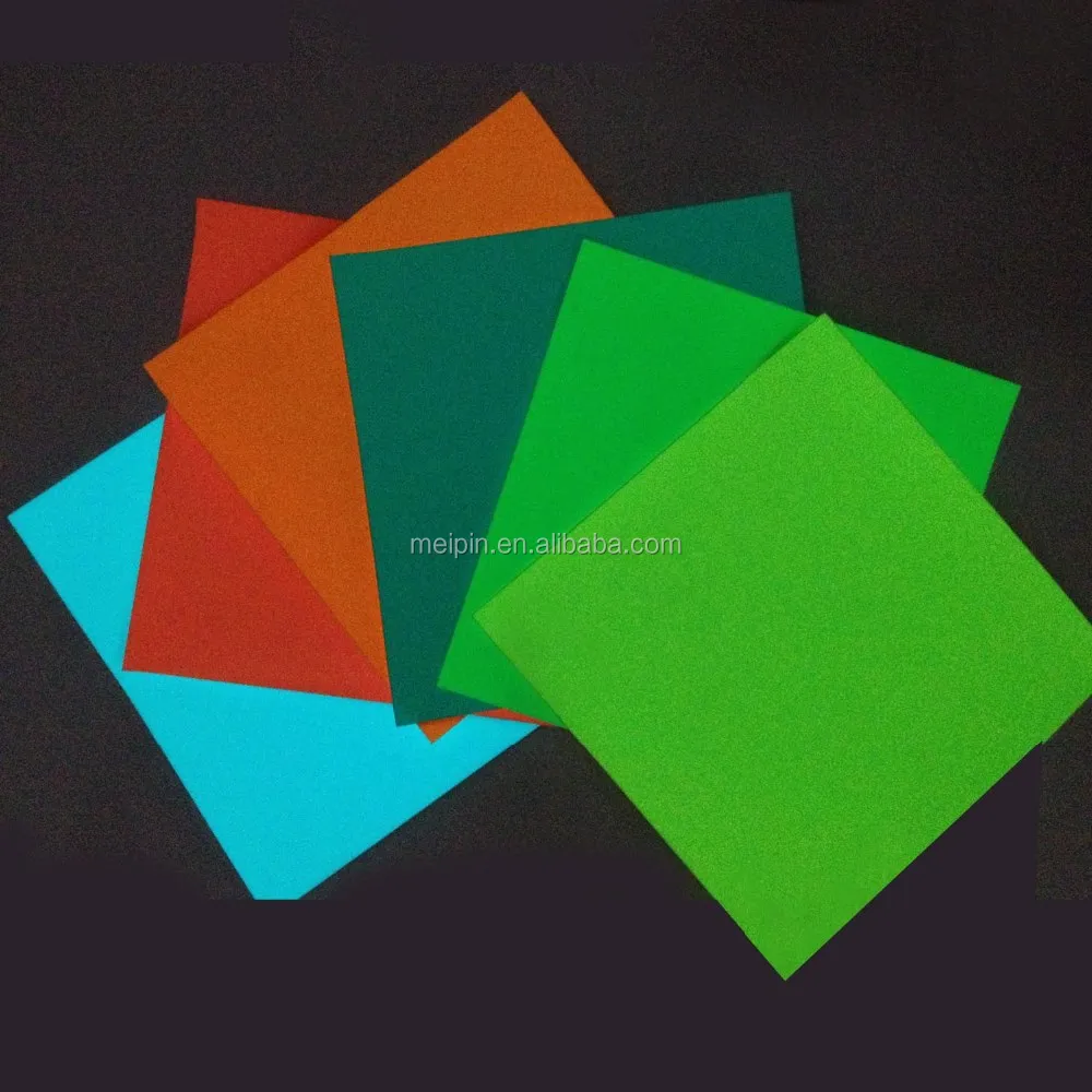 Светящаяся в темноте наклейка