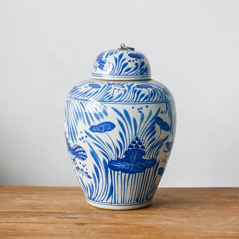 
Jingdezhen wholesale blue and white ceramic fish and algae jar,Chinese antique hand-painted old porcelain 