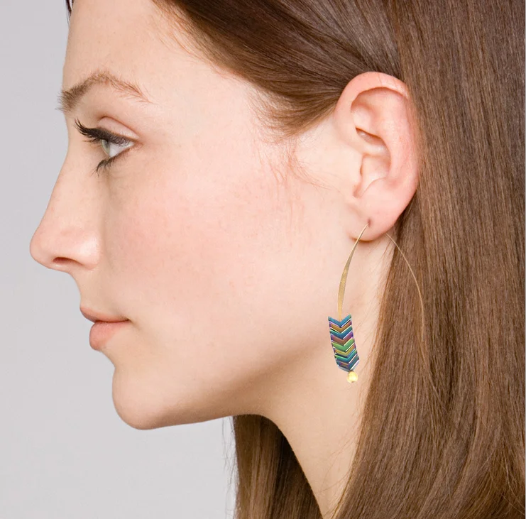 Hot sale red stone V piece of arrow retro fashion jewelry new style hook metal earring ornaments