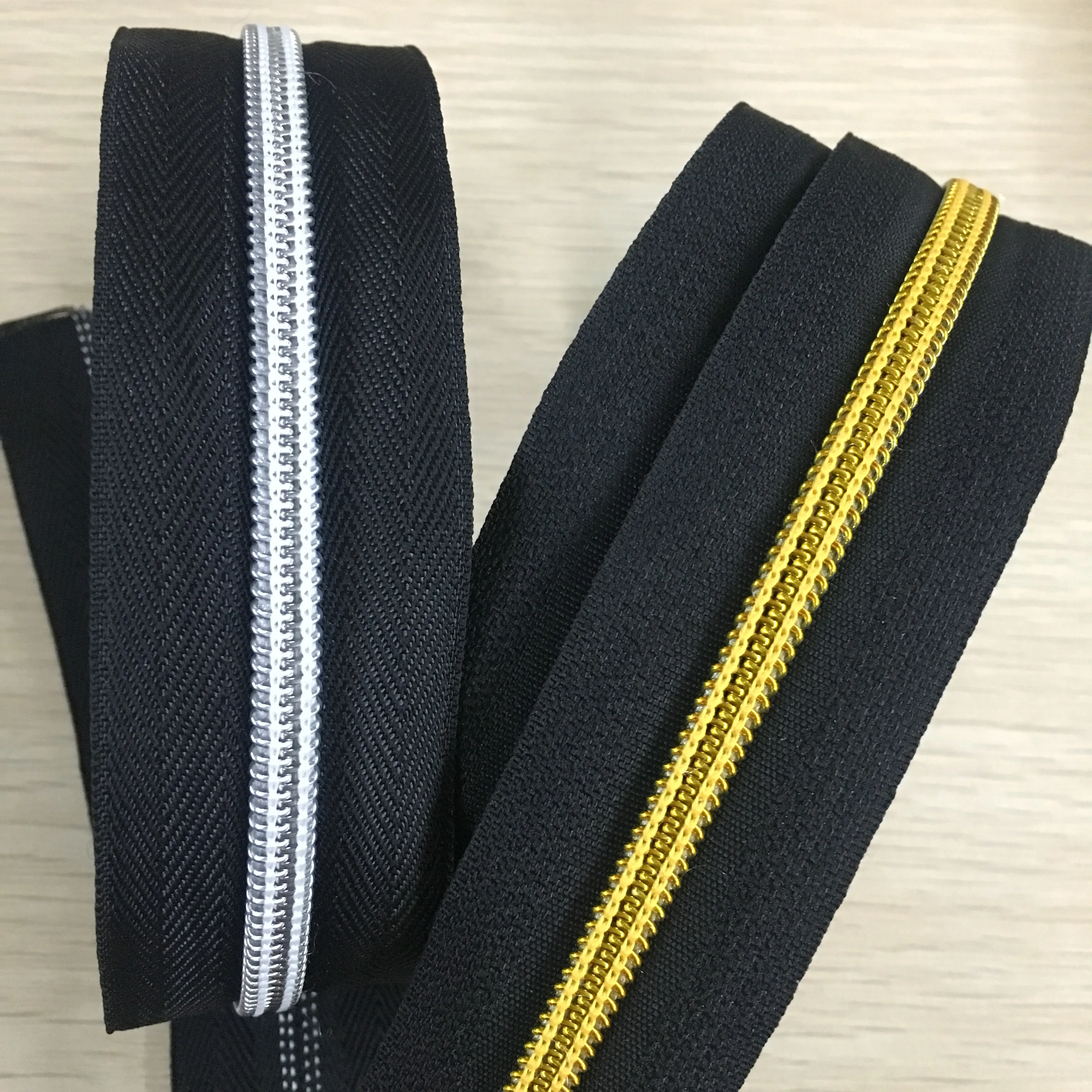 
High quality 3# 4# 5# 8# 10# black tape Golden Teeth Long chain Nylon zipper 