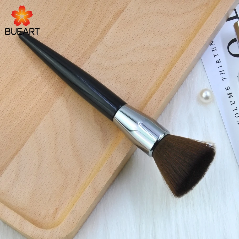 Кисть для макияжа из синтетических волос с деревянной ручкой