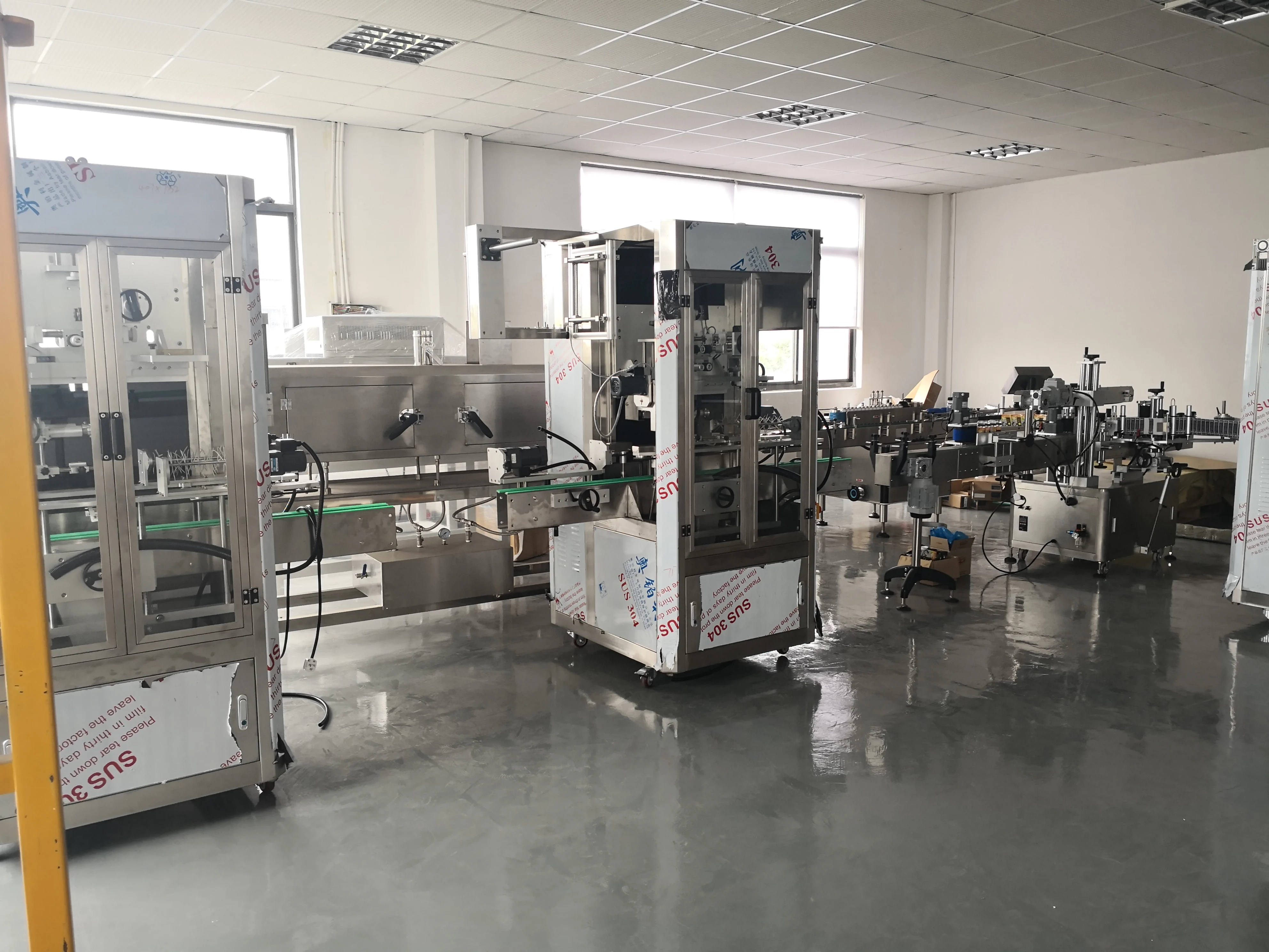 
Professional manufacturer auto shrink sleeve labeling machine for beverage fruit juice pet water bottles pack with steam tunnel 