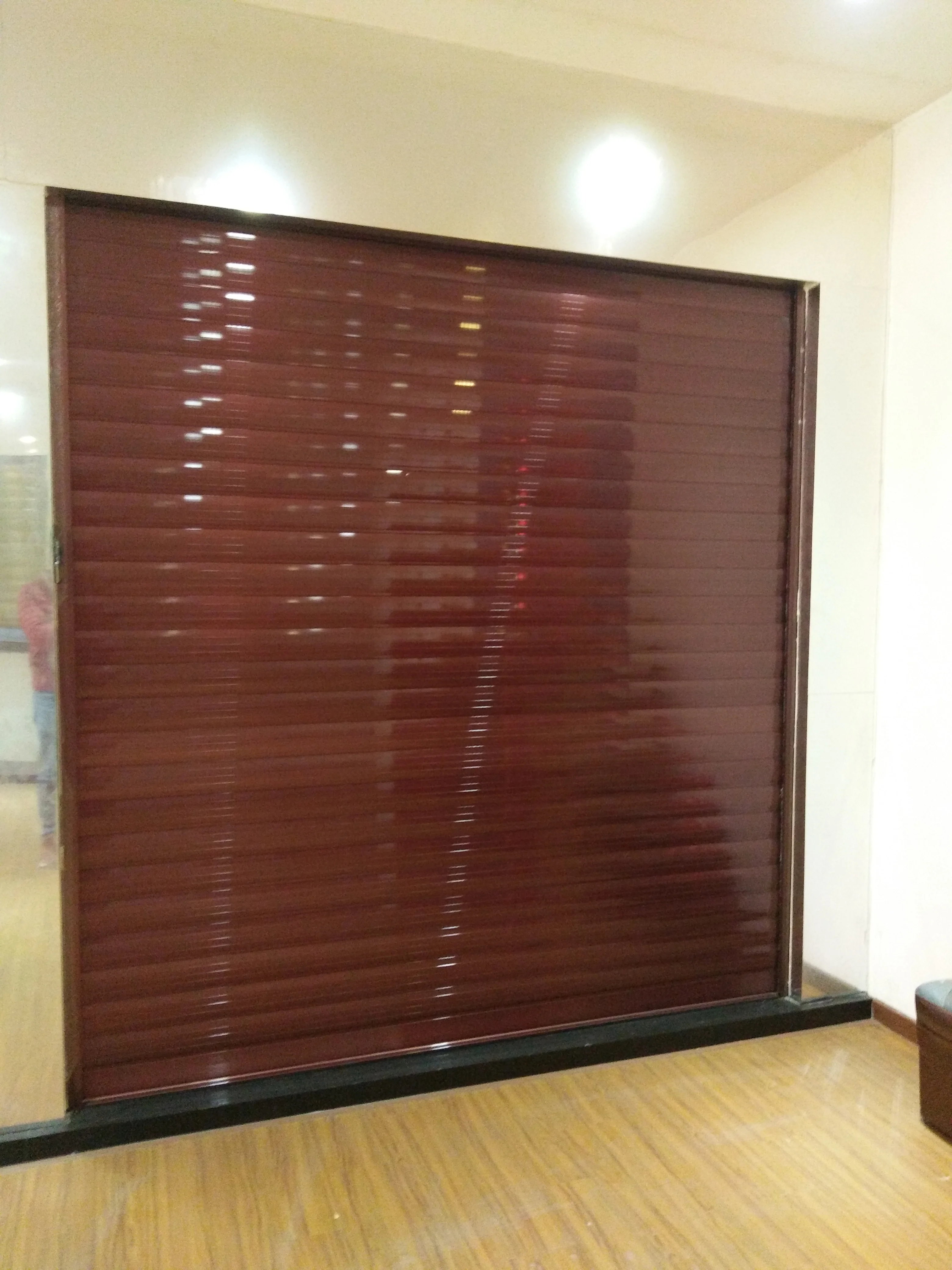 Roller gate for safe and durable aluminum profile