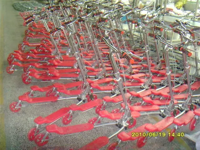 GOSOME Pu Flashing 3 Wheel Kid Scooter popular swing scooter for kids