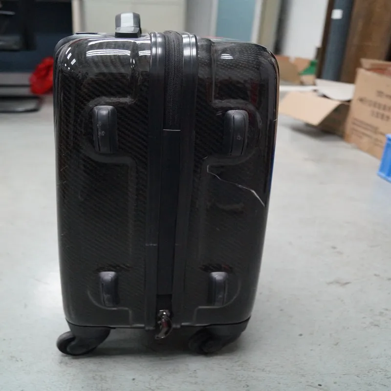 Чемодан из углеродного