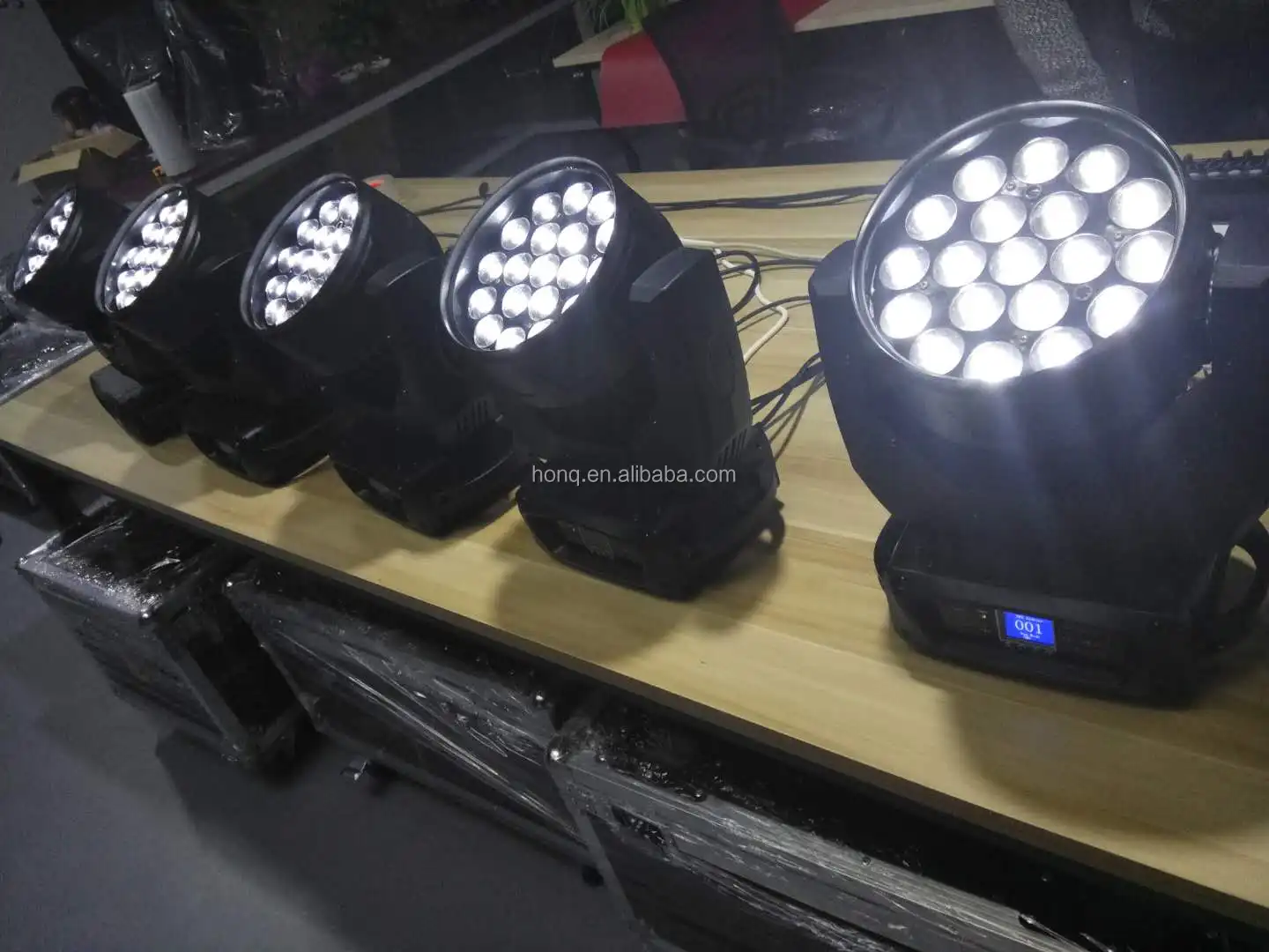 19 DMX Wash Zoom 4in1 RGBW Aura 19x15w LED Moving head