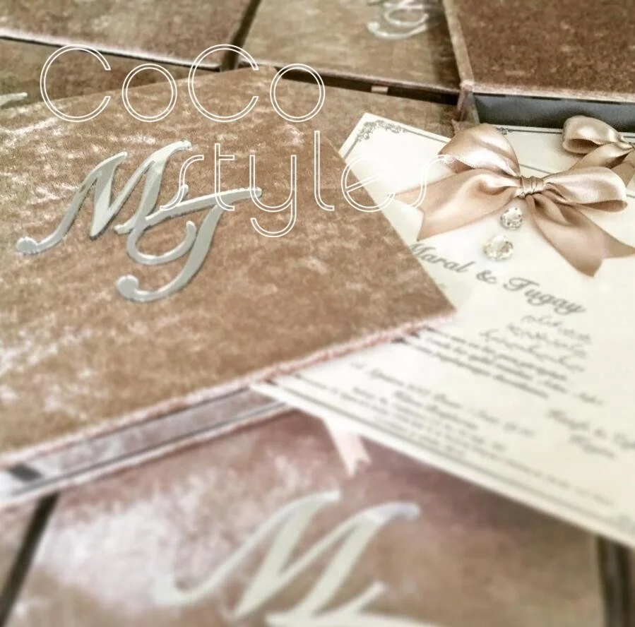 
Cocostyles personalized high end acrylic velvet boxed invitation card with laser cut acrylic logo for royal style wedding party 