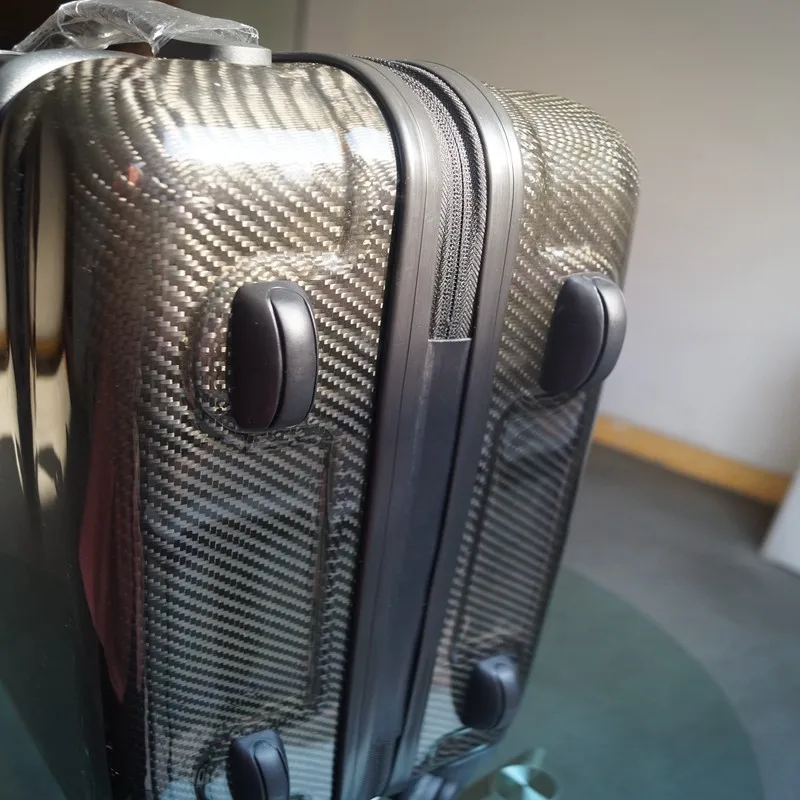 Чемодан из углеродного