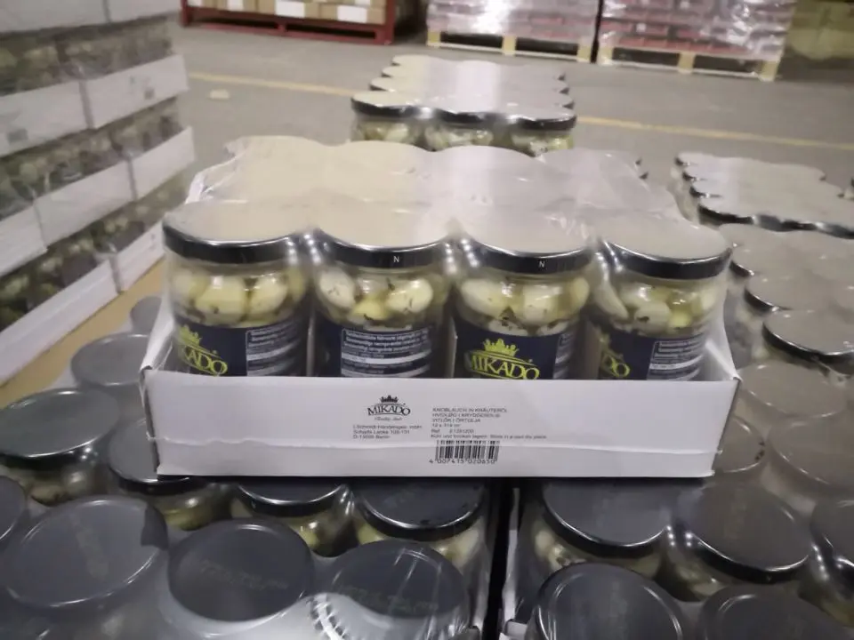 Chinese canned garlic clove with herbs in sunflower seed oil for sal