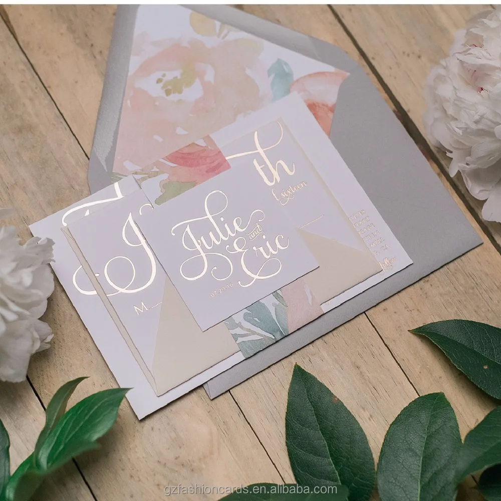 Конверт из фольги цвета розового золота с цветочным узором и подкладкой для свадебного приглашения