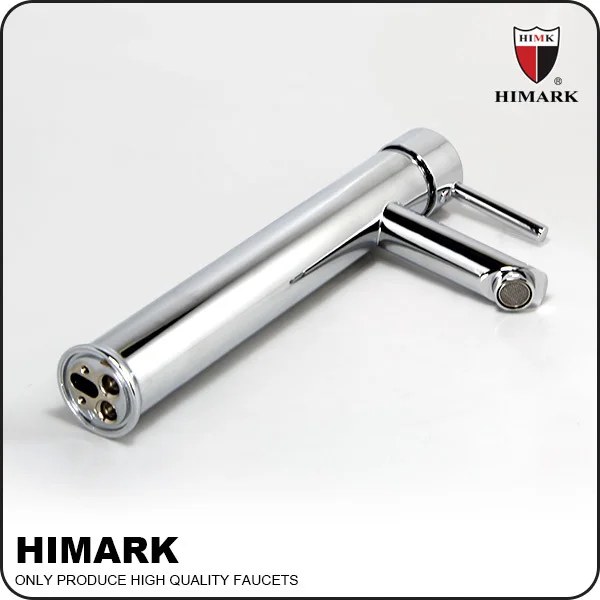 ванная на бортике туалете крана