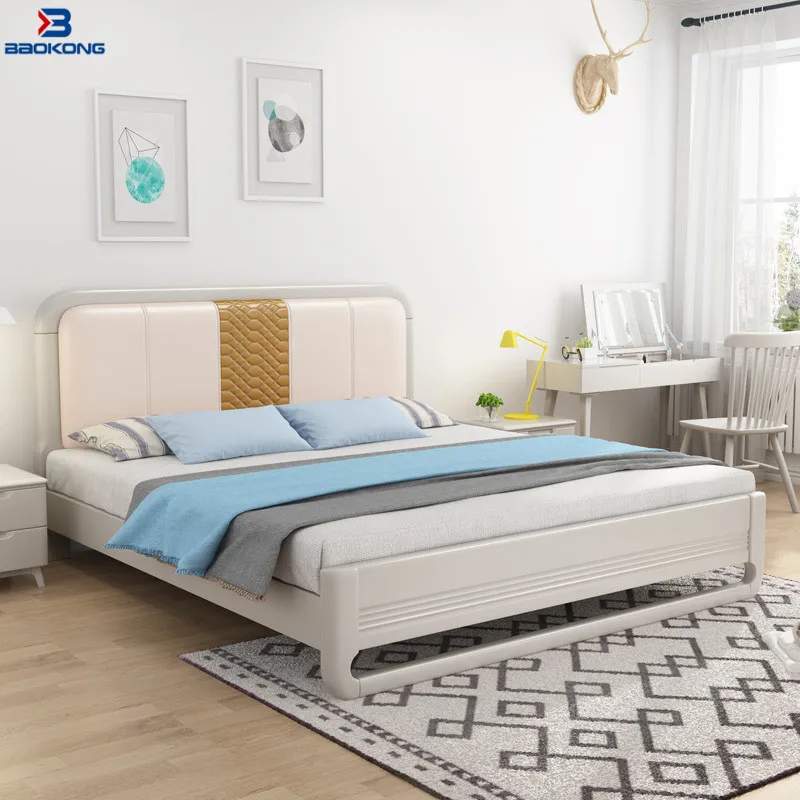 Современная двухспальная кровать с изголовьем из цельной древесины