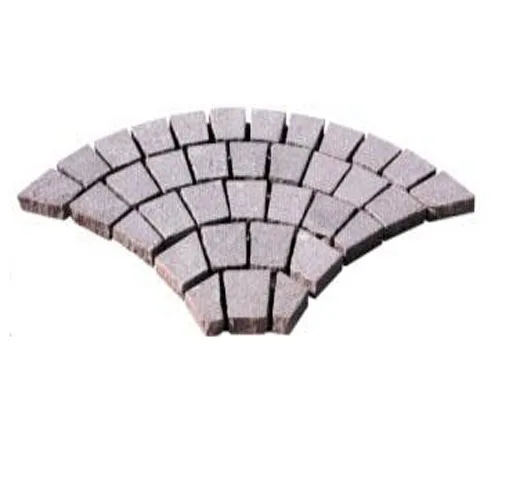 Гранитный брусчатый камень на сетке