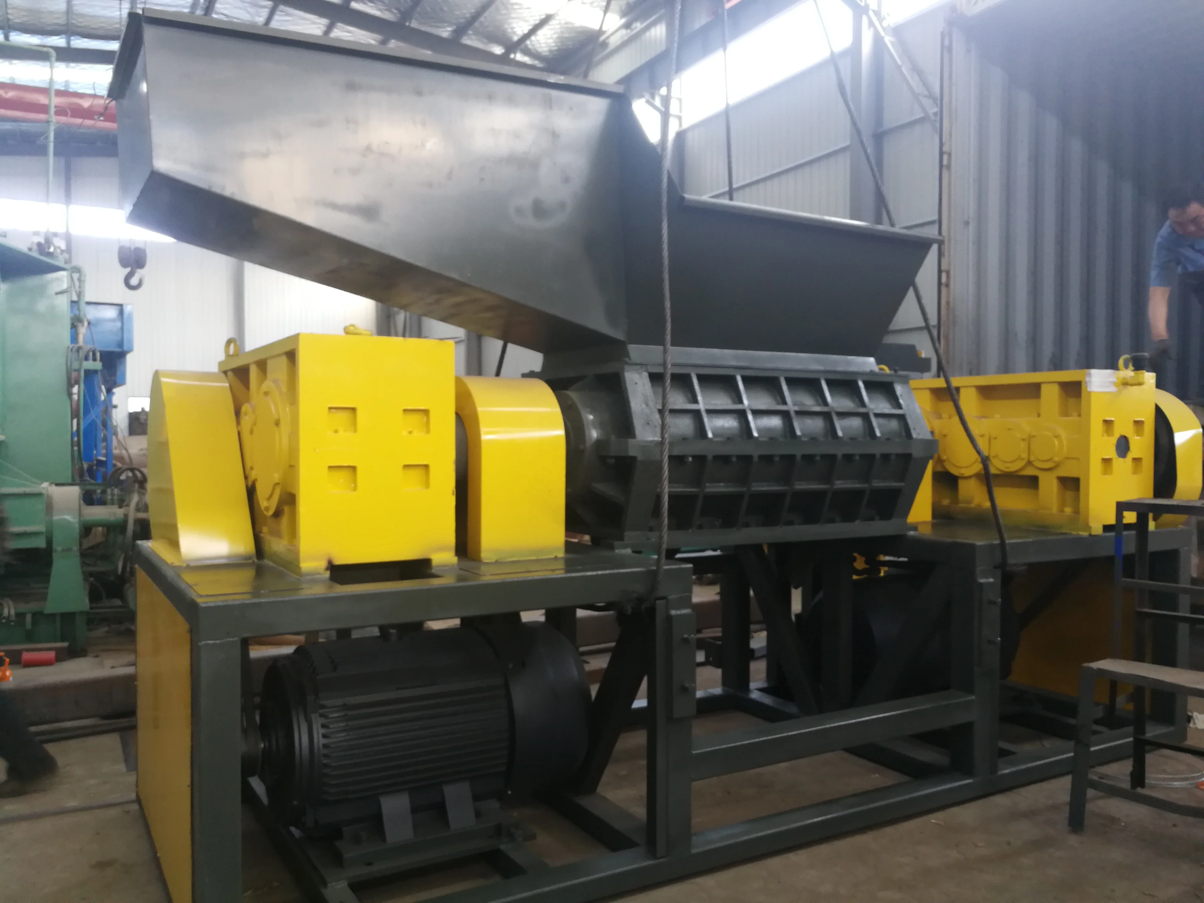 Whole tire shredder machine for crumb rubber machine