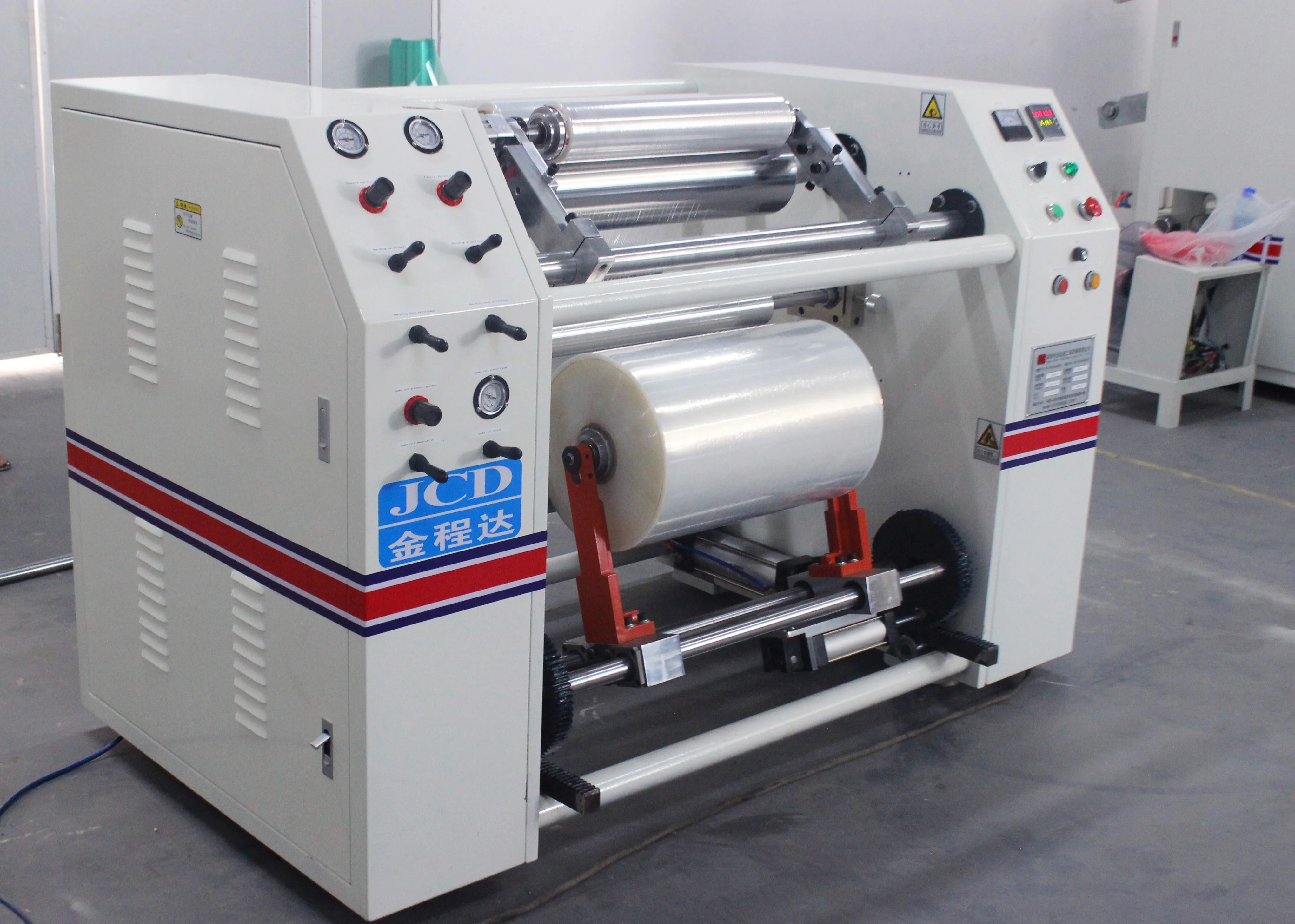 Машина для перемотки рулонов из полиэтиленовой стрейч-пленки