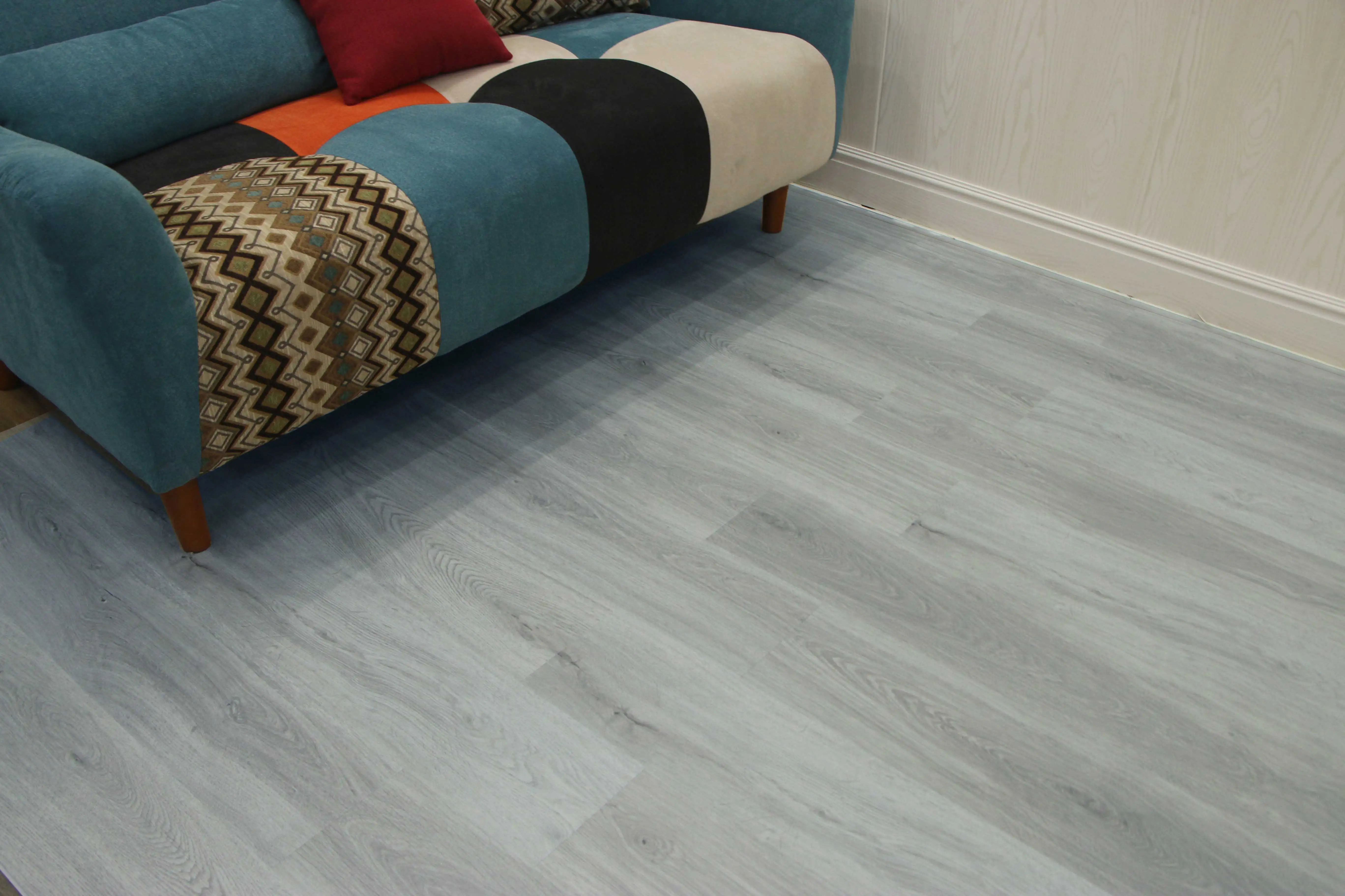 Anti-thermal expansion and cold shrinkage SPC rigid core vinyl flooring