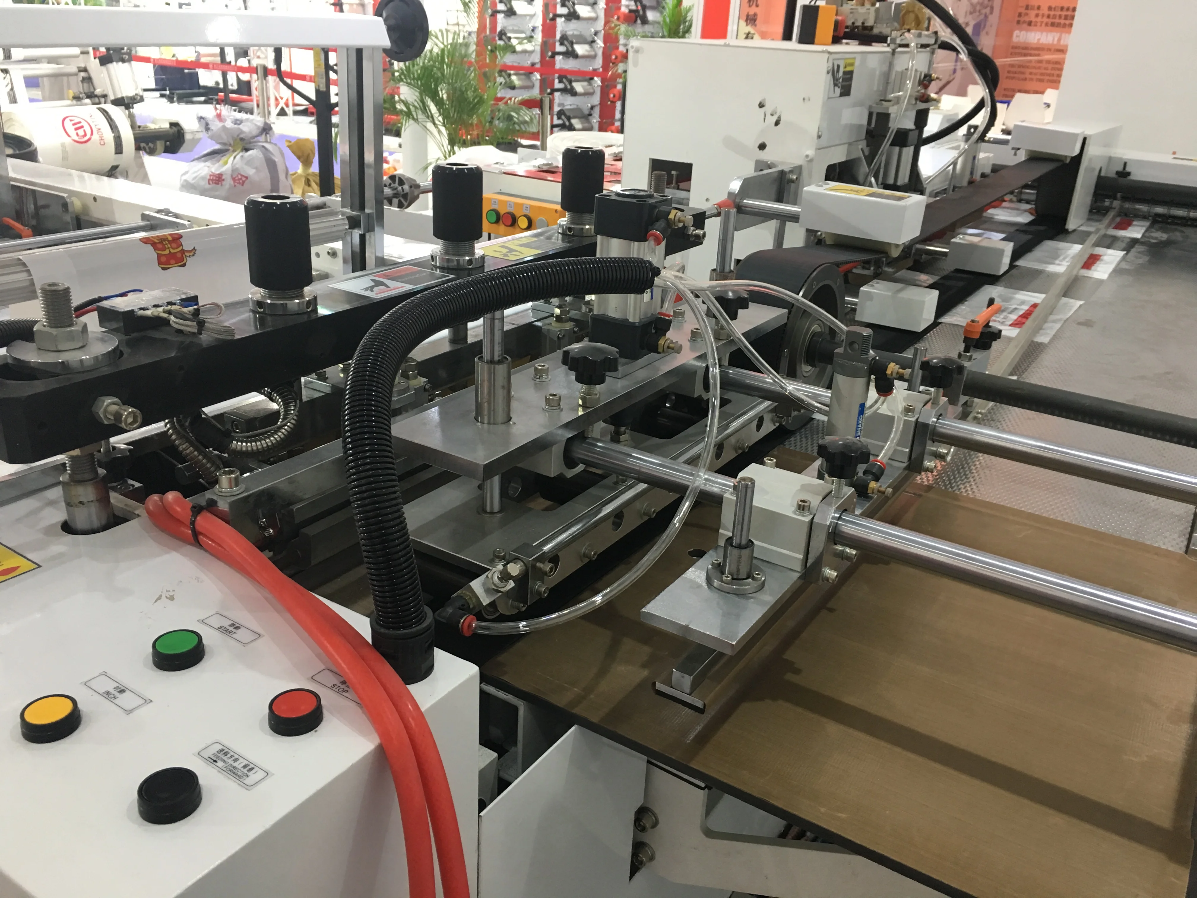 High speed HDPE LDPE PE nylon plastic patch handle bag machine side sealing shipping bag making machine