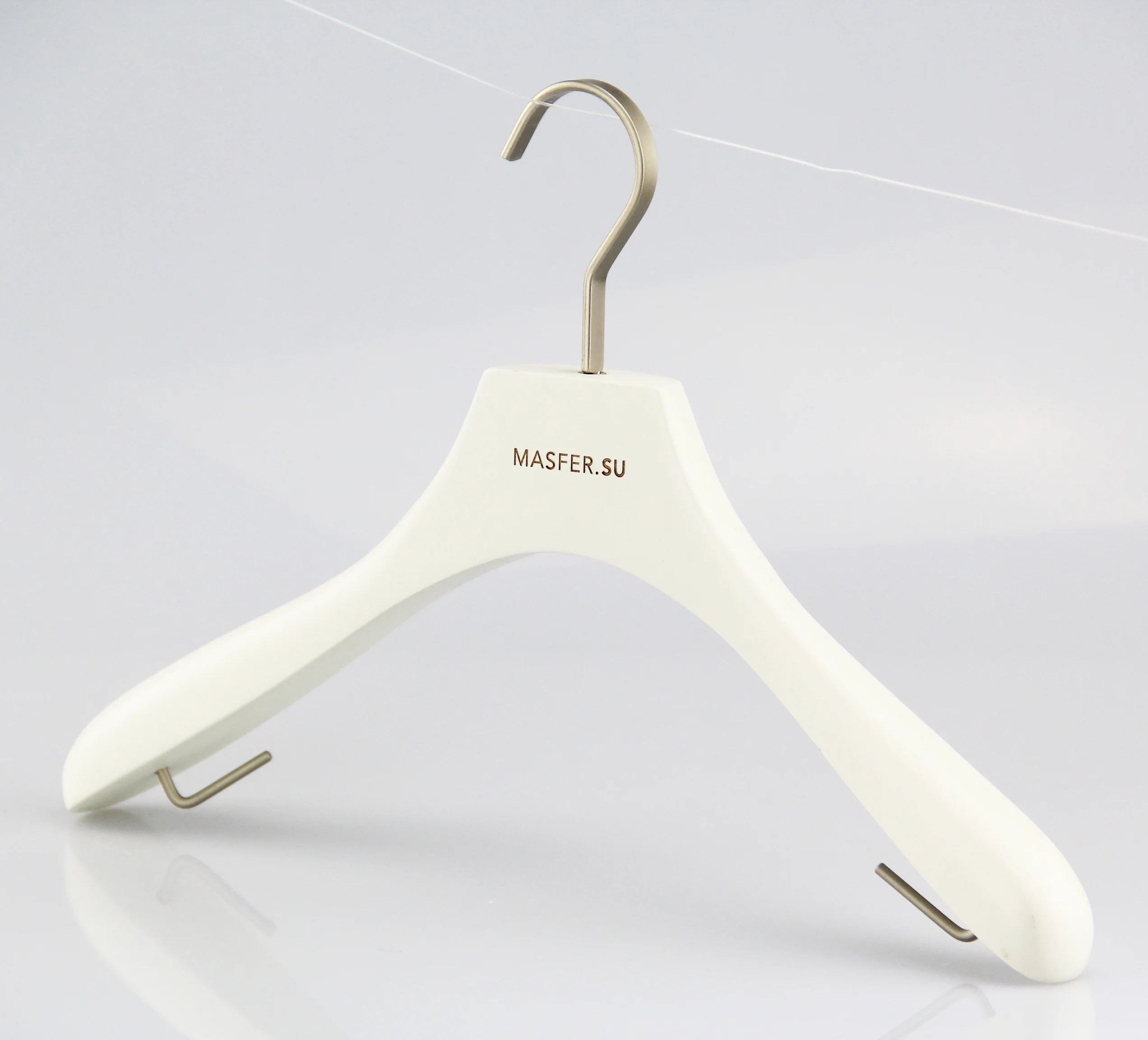 CY-311 luxury white wooden clothes hangers with rosy gold metal accessory