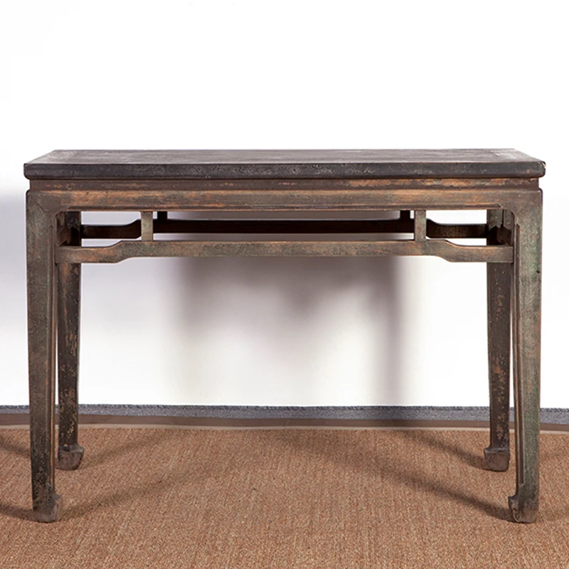 
Винтажный низкий телевизор, длинный узкий стол 