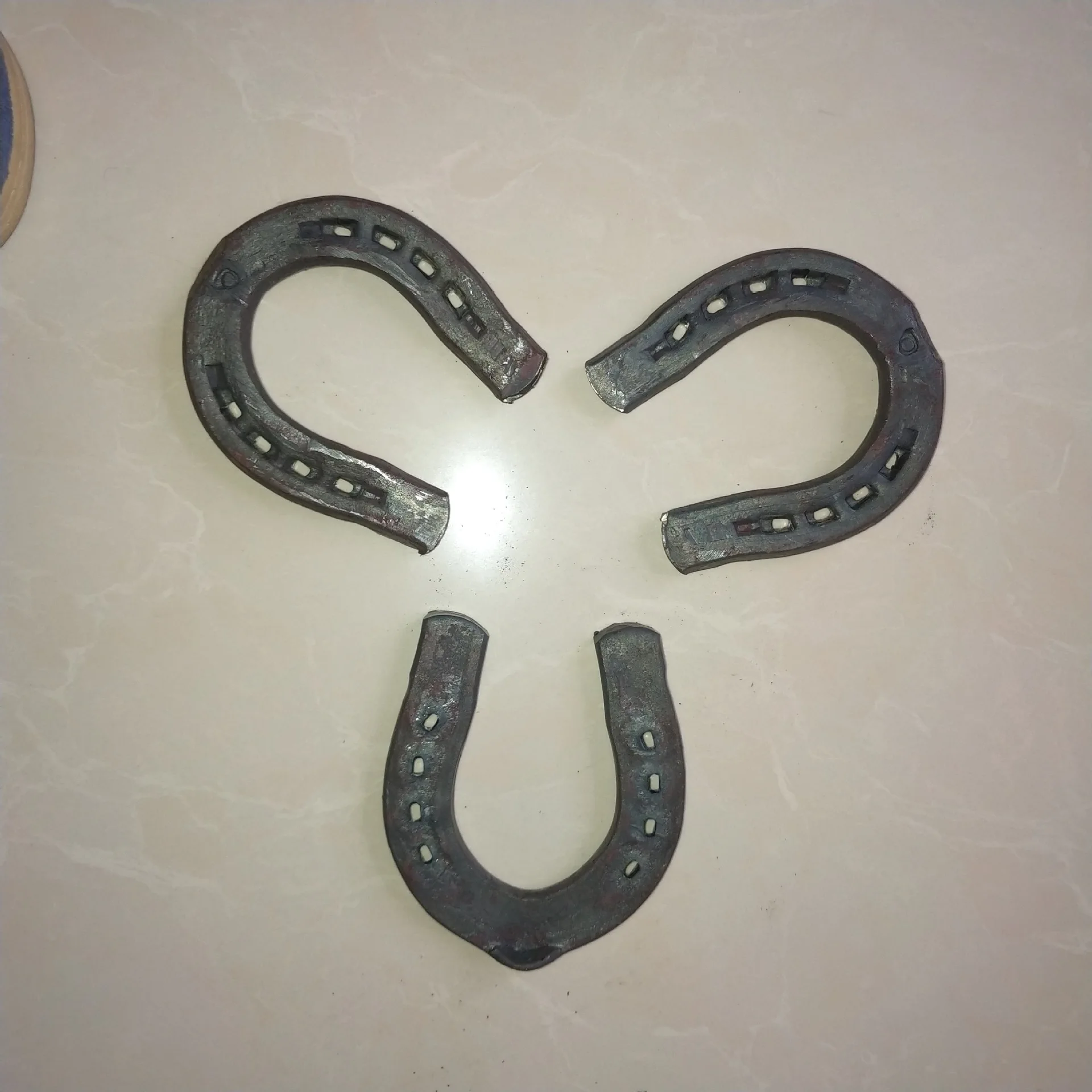 
New Design OEM Wholesale Forged Cast Iron Horse Racing Shoes Horseshoe in Bulk 