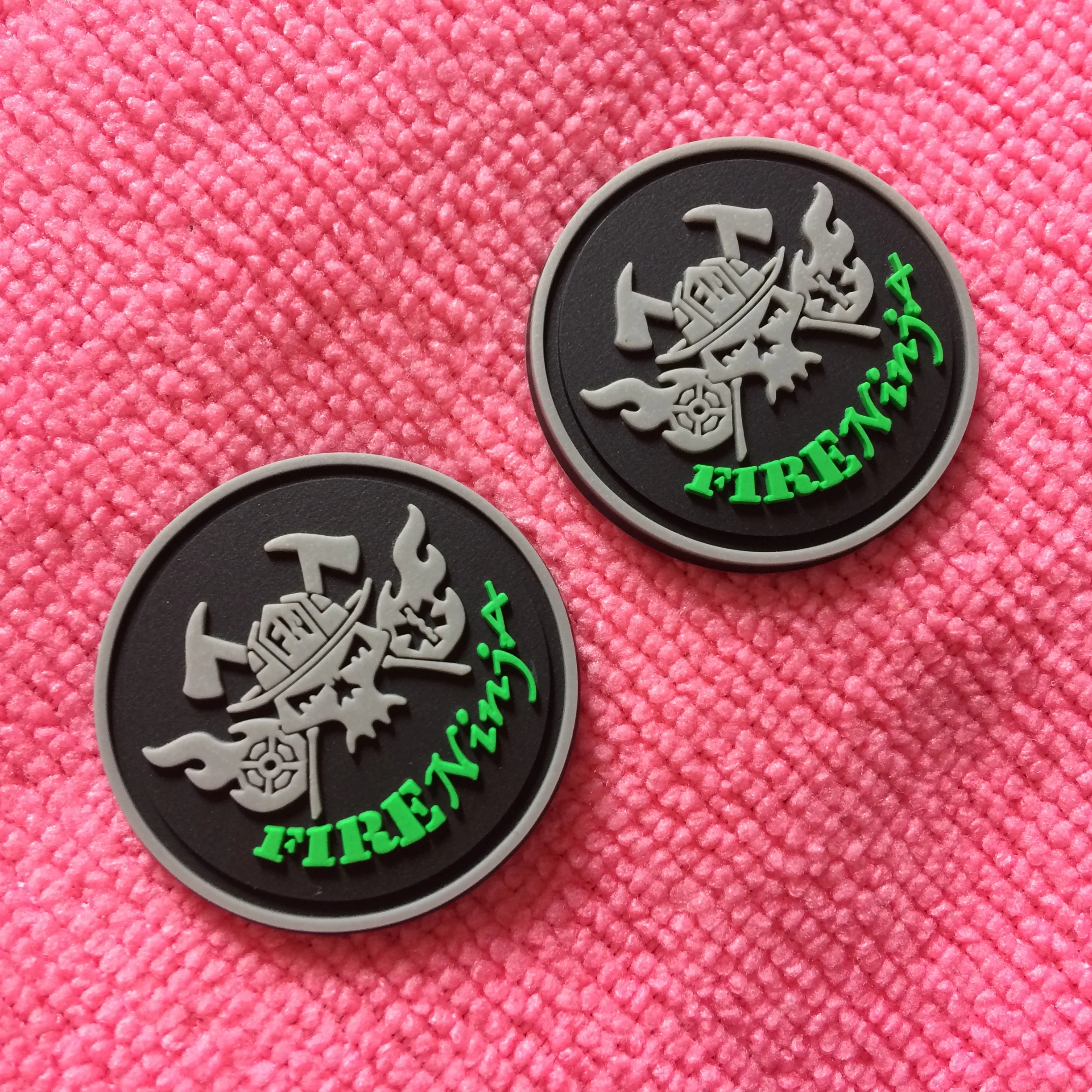 Uniform sewing on round PVC rubber tag,3D raised logo rubber patch for jeans