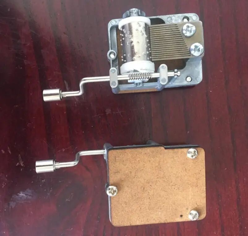 Hand crank music box mechanism with the wood board