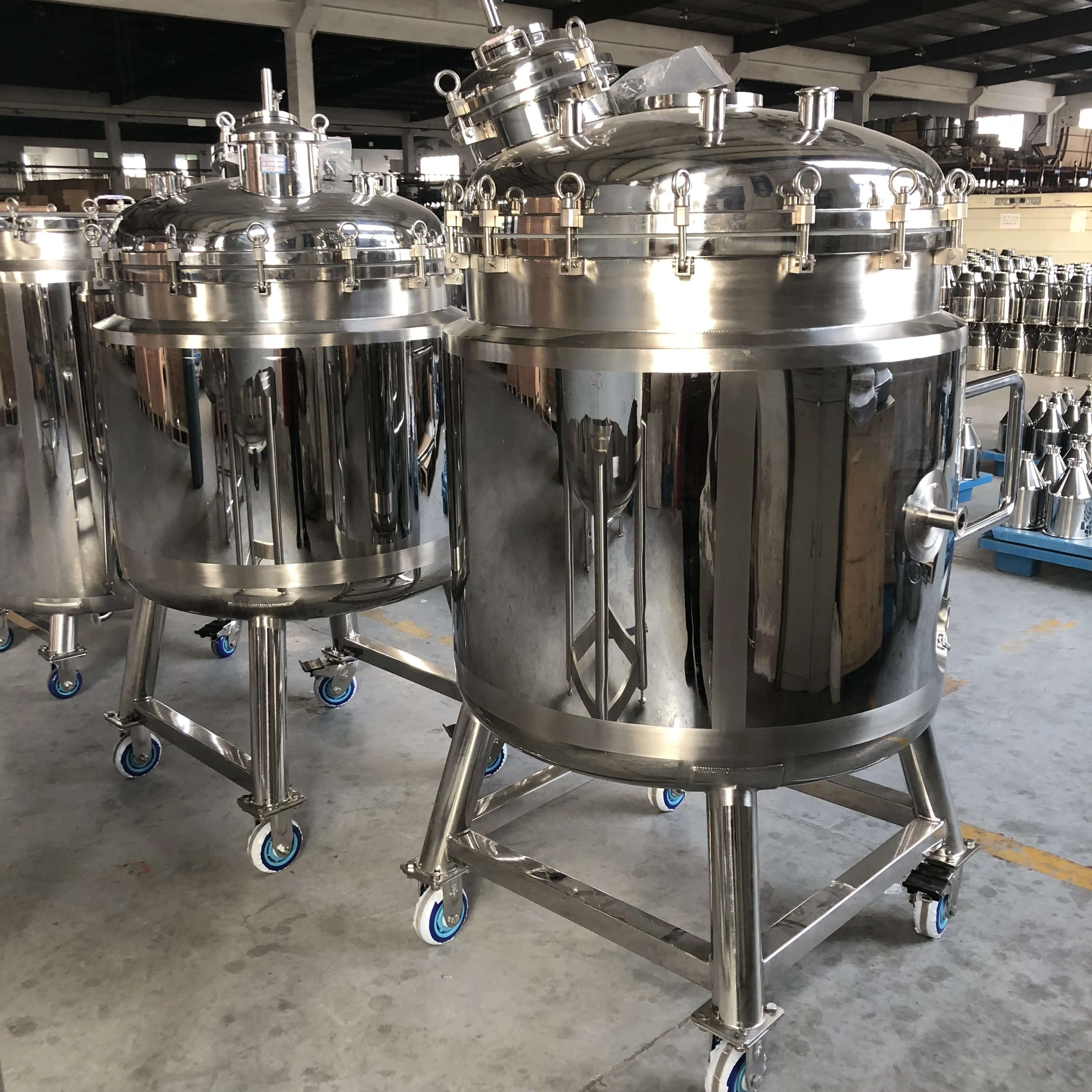 Stainless steel agitator tank/vacuum emulsion tank with wheels