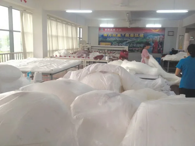 customized 100% mulberry silk comforter with 100% long silk fiber filling silk quilt