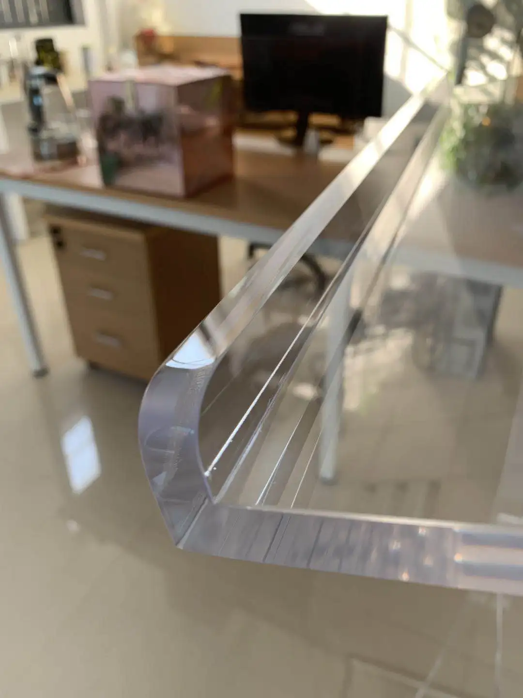 Напольная изогнутая дизайнерская акриловая кафедра и подиумная Колонка подставки для церкви с полкой