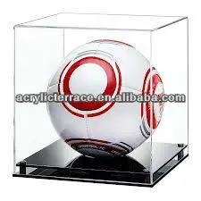  Акриловая витрина для футбольных мячей с золотыми стойками и зеркальной задней частью дном