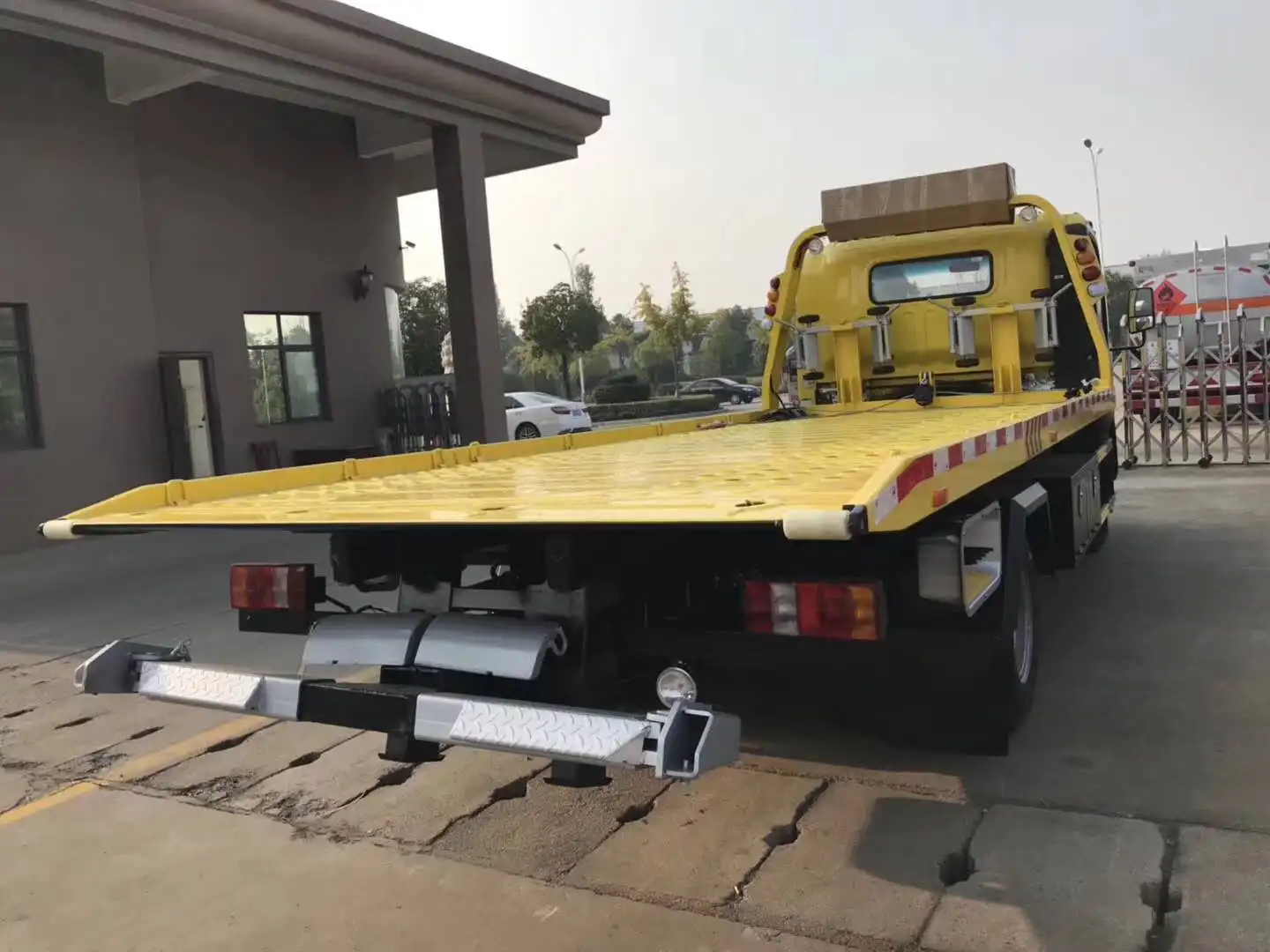 Howo 6 wheelers truck mounted wrecker/flatbed towing truck 5tons for sale