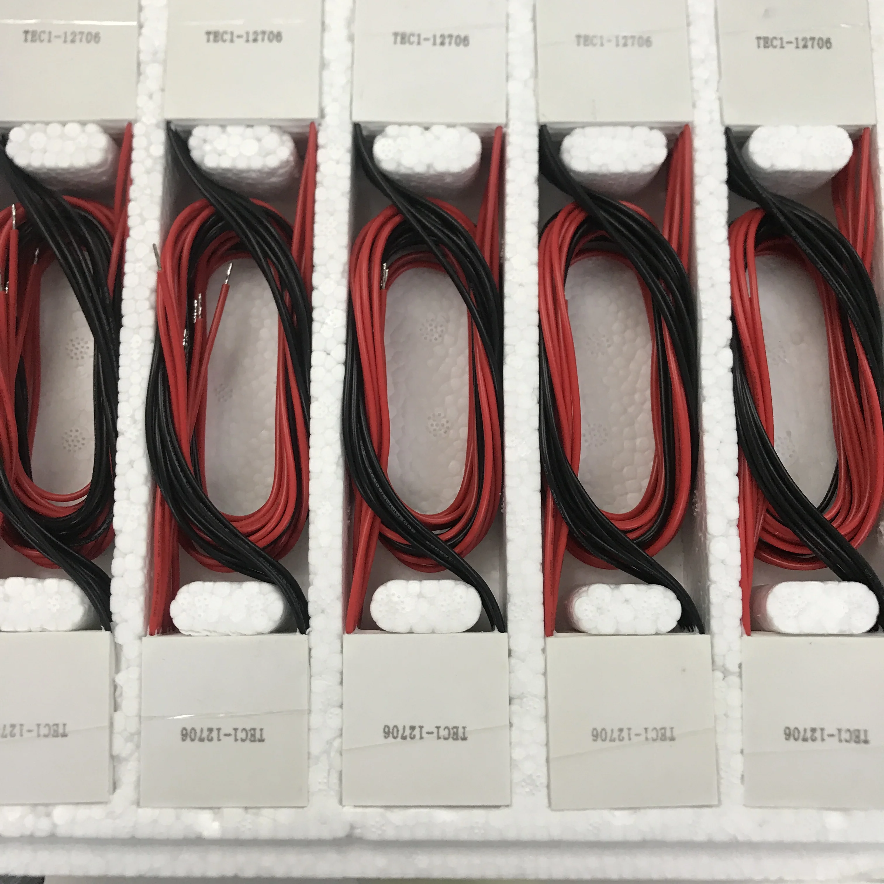 
TEG1-127-1.4-2.5 40x40 мм макс. 200 градусов Цельсия, Seebeck, термоэлектрический Пельтье 