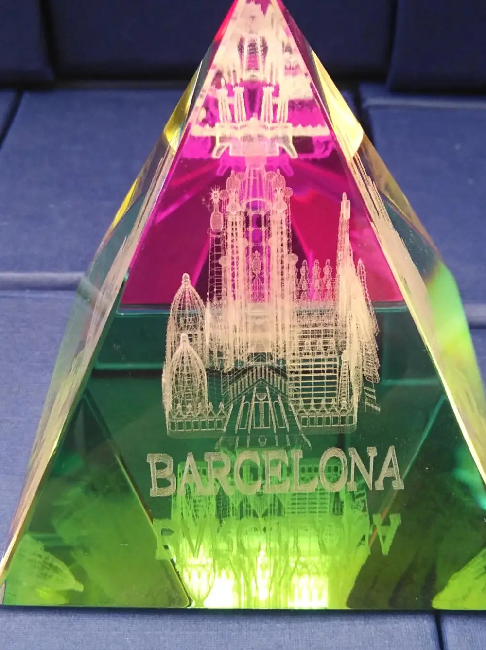 Wholesale 3d Laser Engraving Photo K9 Crystal Pyramid Prism Optical Glass Prisms Paperweight For Office Decoration