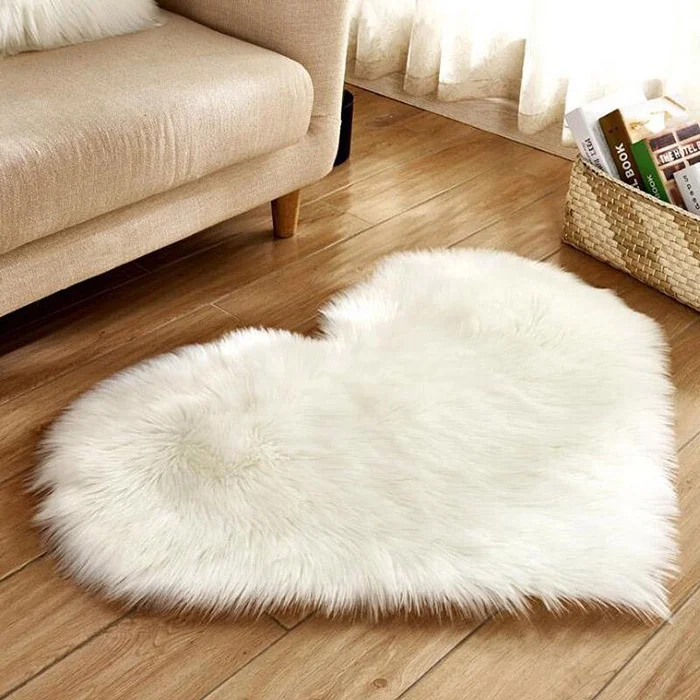 
70cm x 90cm Size Heart Shape White Faux Fur Sheepskin Rug Fur Carpet For Bedroom And Living Room 