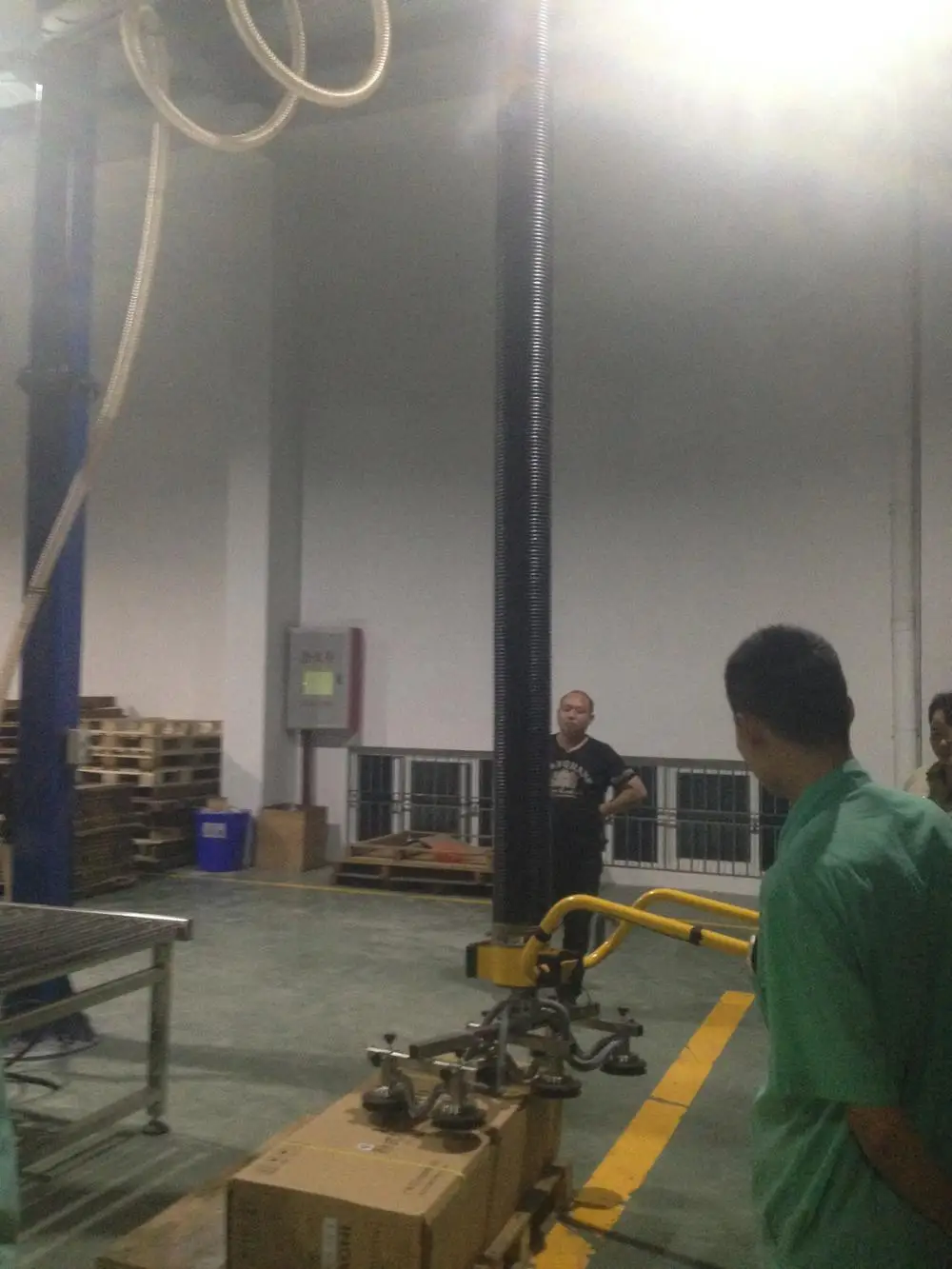 Вакуумное подъемное устройство для обработки коробки