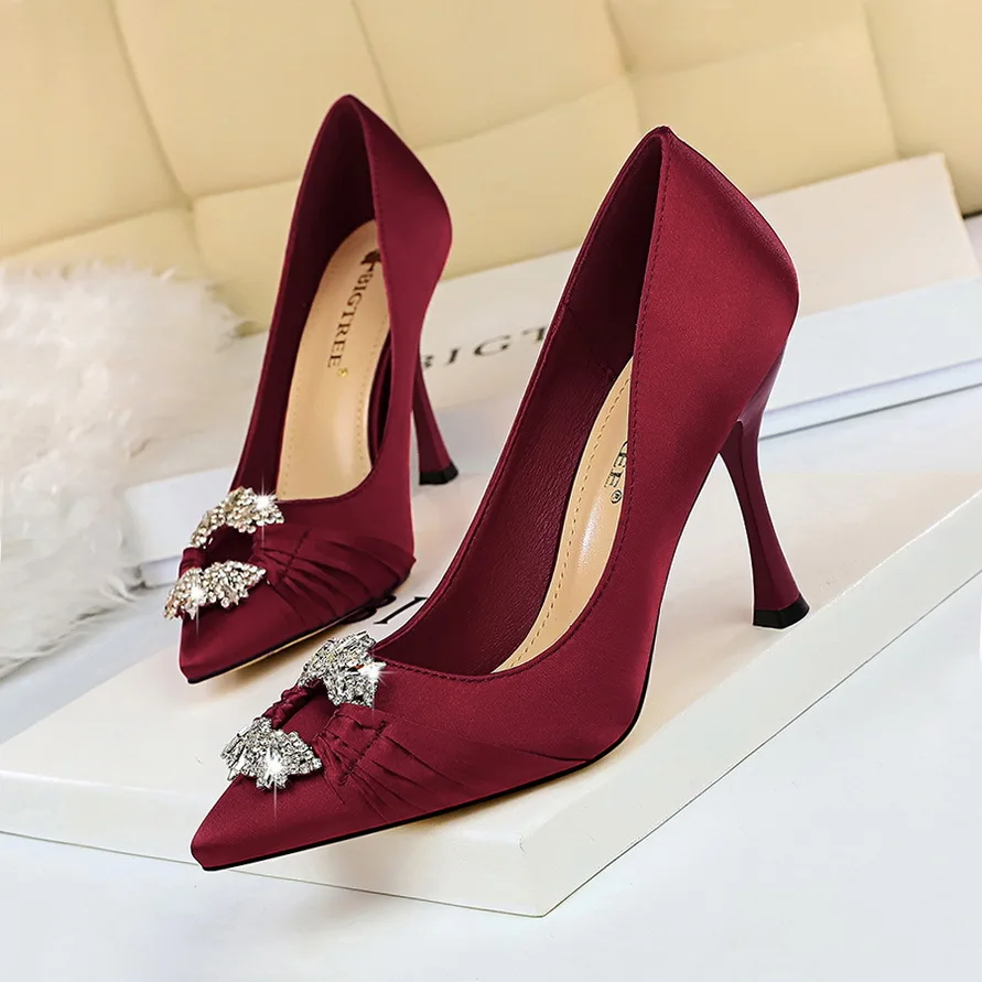 
2019 fashion wholesale price customized small MOQ silks and satins 10cm high heel pumps high heel shoes 