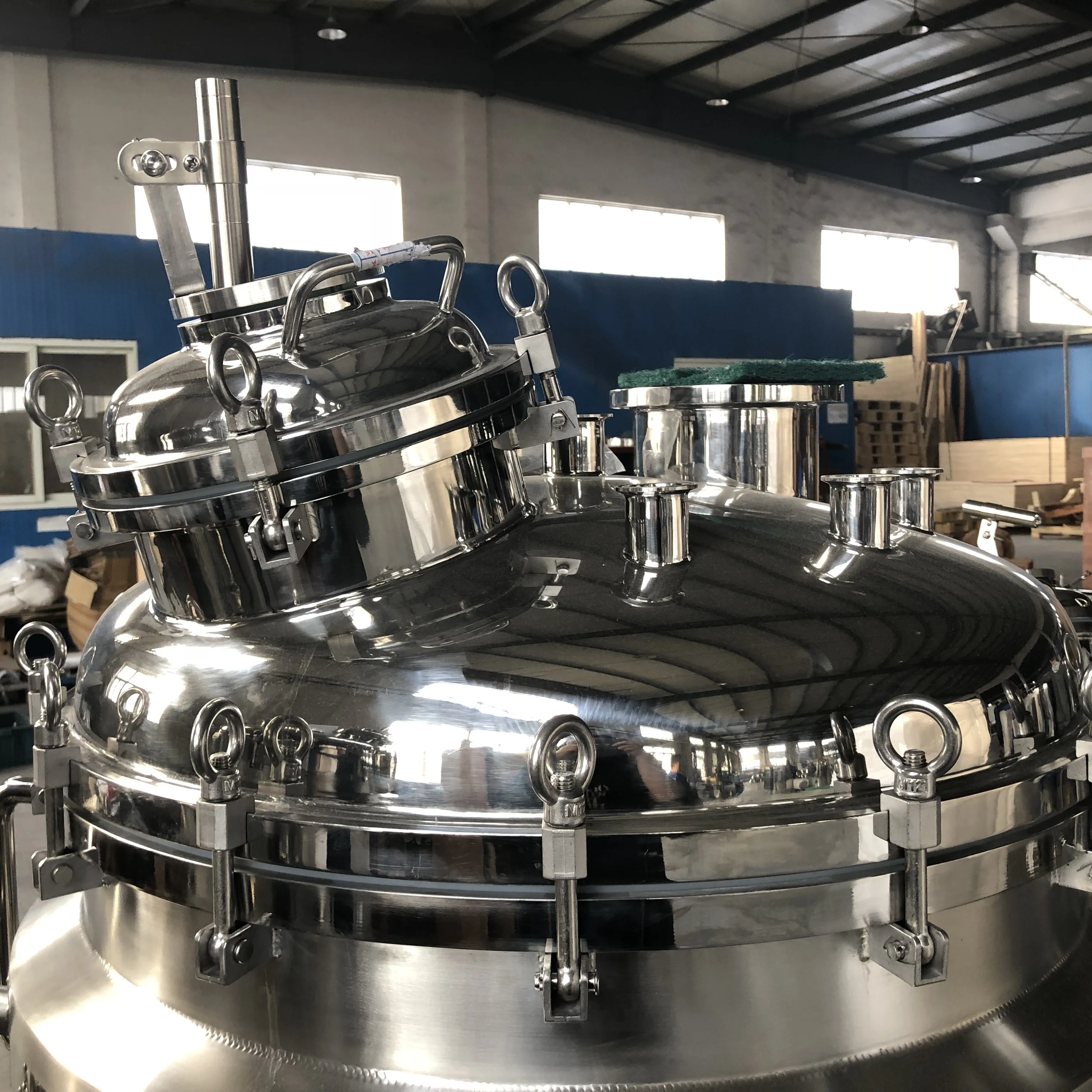 Stainless steel agitator tank/vacuum emulsion tank with wheels