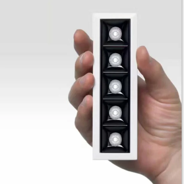 
High efficiency reflector lenses for Linear light UGR<19 