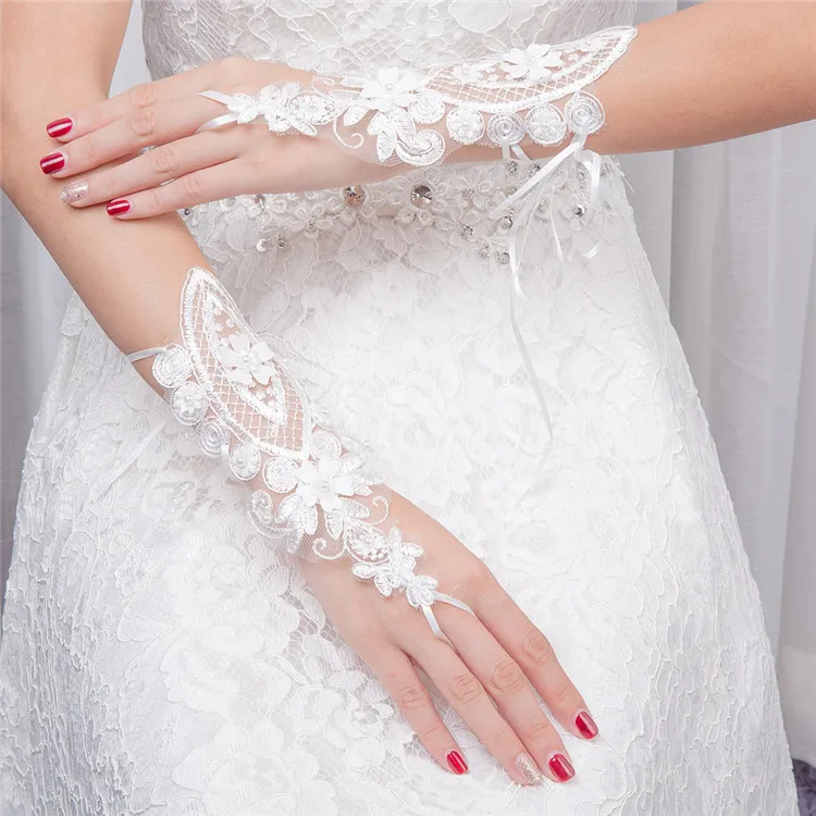 
fashionable fingerless wedding lace bridal mitten 