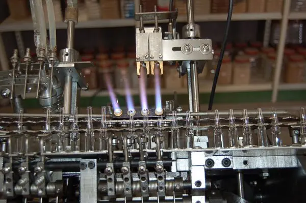 Производитель из Шанхая, 100%, автоматическая машина для розлива стеклянных ампул с 2 насадками, машина для розлива и закупорки бутылок