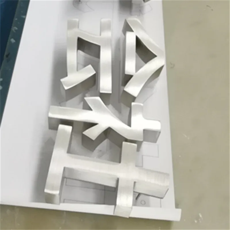 
 Абстрактная 3d-скульптура из нержавеющей стали с изображением животных  