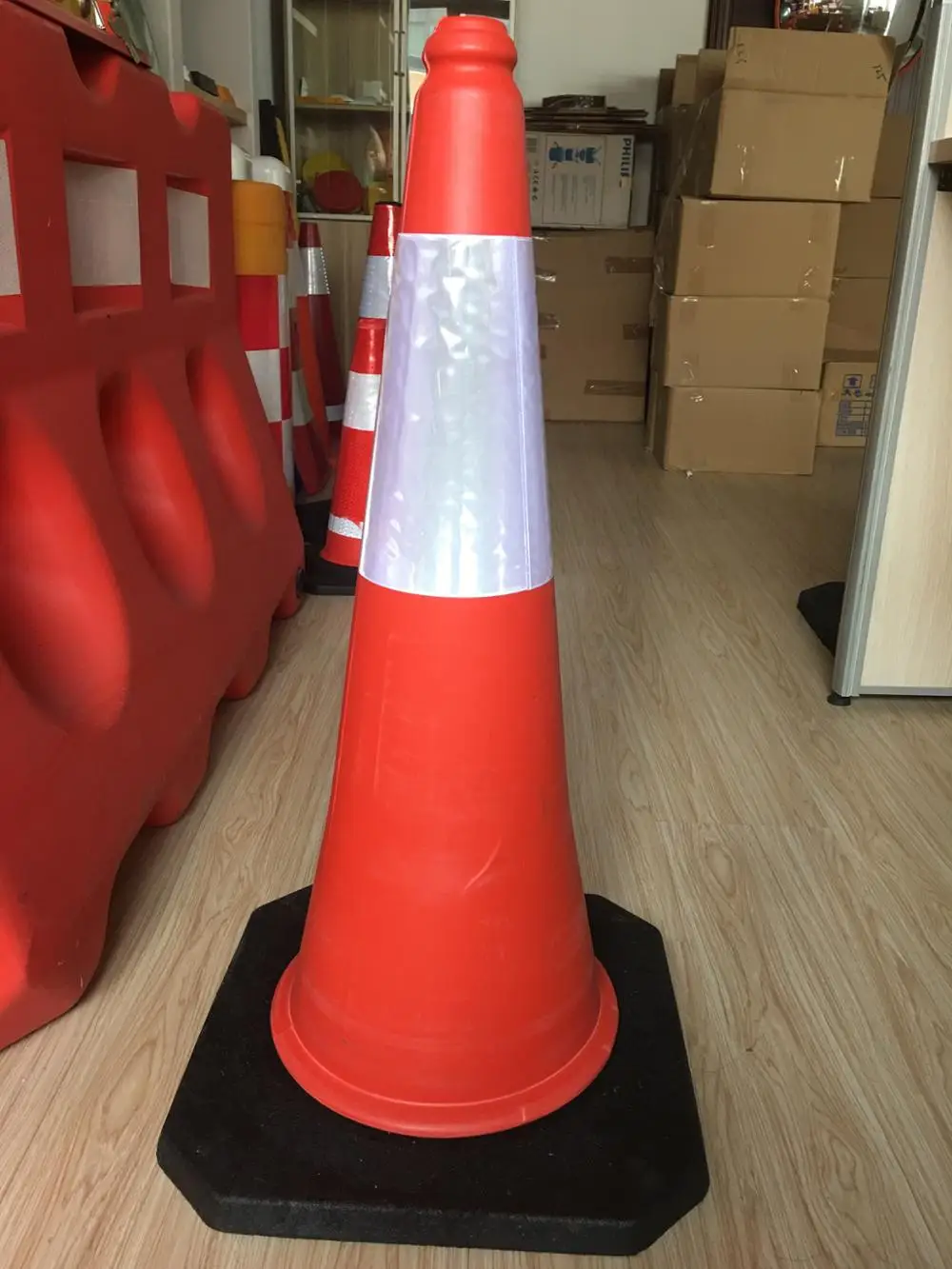 high quality PE traffic cone hot sale 750 1000 reflective traffic cone with reflective tape used on the crossing of road ways