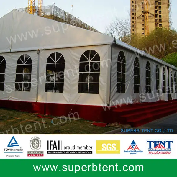 
 Открытый шатер палатке с красной ковровой дорожке  