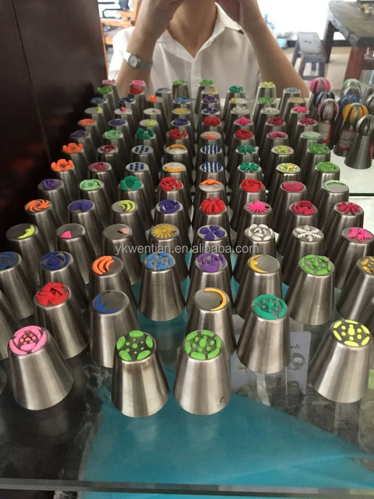 China OEM Cake Decorating Tool Nozzle With Pastry Bag Russian Tips Set